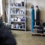 Depotrum på uddannelsesinstitution med maling, spraydåser, batterier og trykflasker